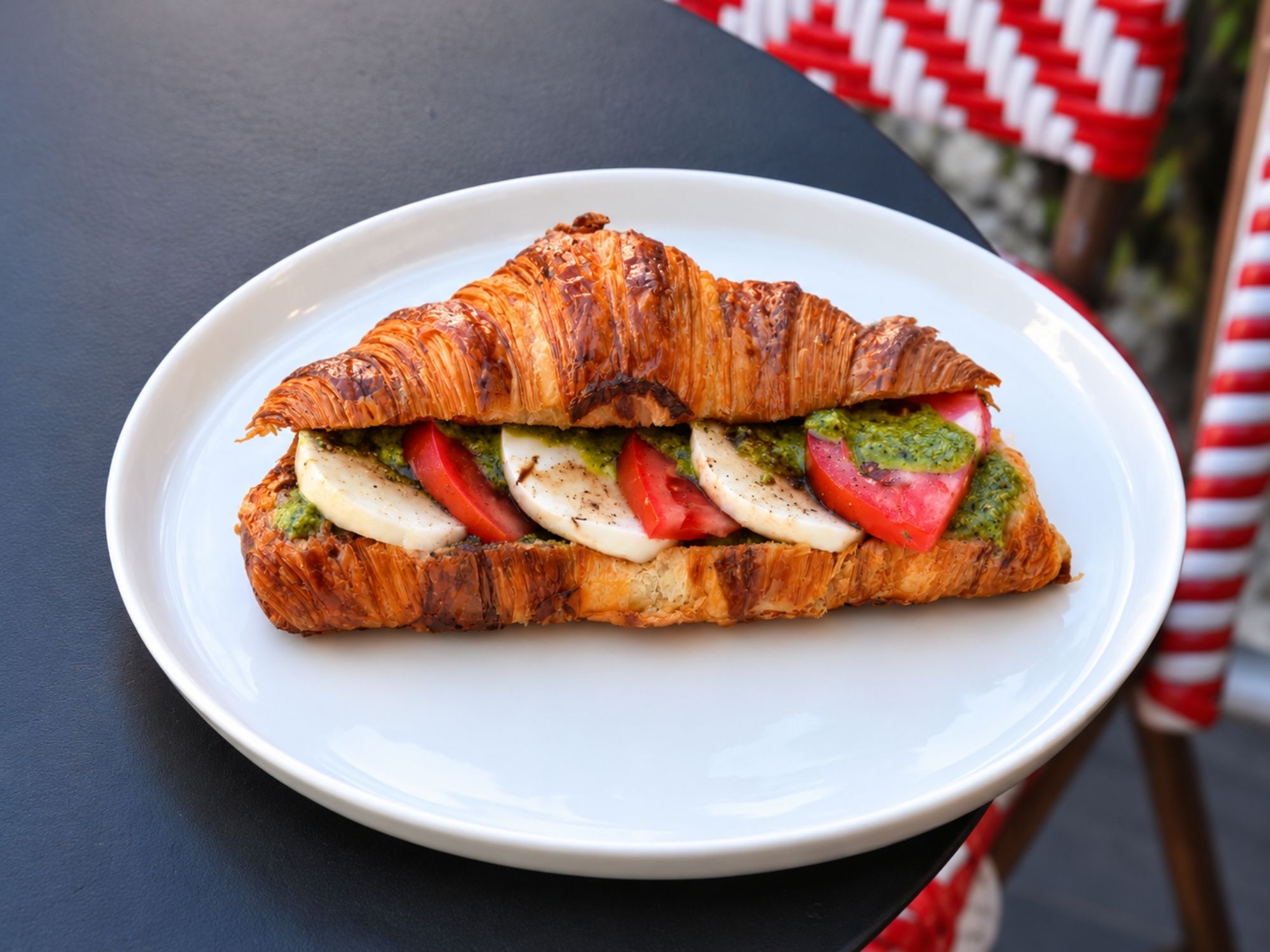 Mozarella Caprese Kruvasan